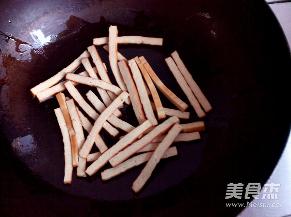 芹菜炒豆干的做法-家常味炒菜譜