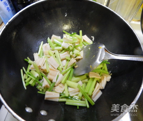 芹菜炒豆皮的做法-咸鮮味炒菜譜-易網(wǎng)健康養(yǎng)生網(wǎng) 芹菜炒豆皮的做法-咸鮮味炒菜譜