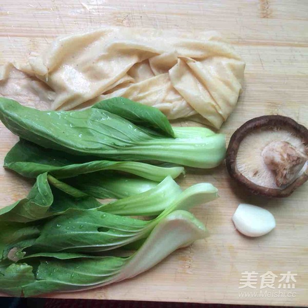 香菇青菜豆腐皮湯的做法-家常味煮菜譜-易網(wǎng)<a href=http://www.jsjjzhkt.cn/ target=_blank class=infotextkey>健康養(yǎng)生</a>網(wǎng) 香菇青菜豆腐皮湯的做法-家常味煮菜譜