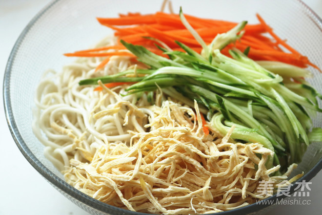 雞絲涼面的做法-家常味拌菜譜-易網健康養生網 雞絲涼面的做法-家常味拌菜譜