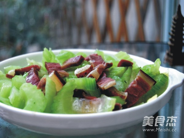 西芹炒臘肉的做法-家常味炒菜譜-易網(wǎng)健康養(yǎng)生網(wǎng) 西芹炒臘肉的做法-家常味炒菜譜