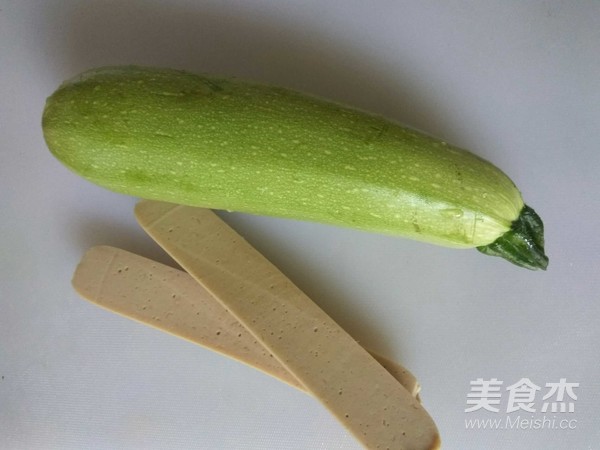 角瓜炒香腸的做法-家常味炒菜譜-易網<a href=http://www.jsjjzhkt.cn/ target=_blank class=infotextkey>健康養生</a>網 角瓜炒香腸的做法-家常味炒菜譜