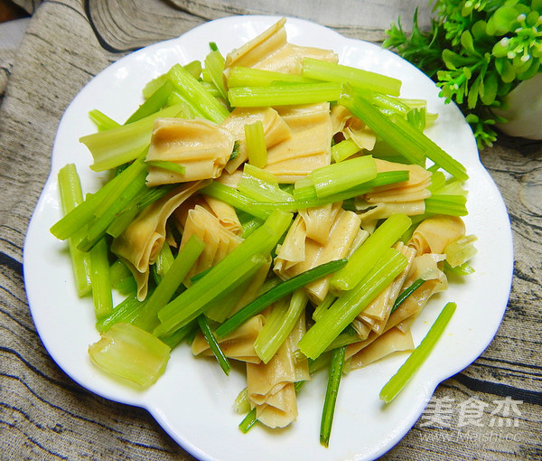 芹菜炒豆皮的做法-咸鮮味炒菜譜-易網(wǎng)健康養(yǎng)生網(wǎng) 芹菜炒豆皮的做法-咸鮮味炒菜譜