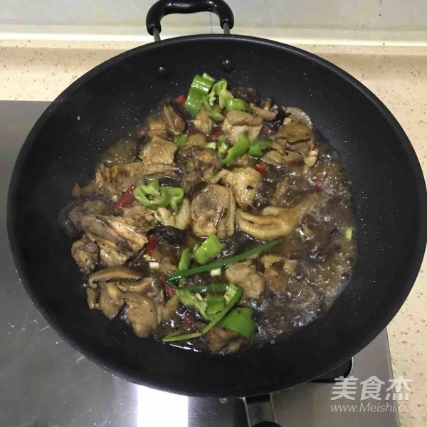 小雞燉蘑菇的做法-家常味燒菜譜-易網(wǎng)健康養(yǎng)生網(wǎng) 小雞燉蘑菇的做法-家常味燒菜譜