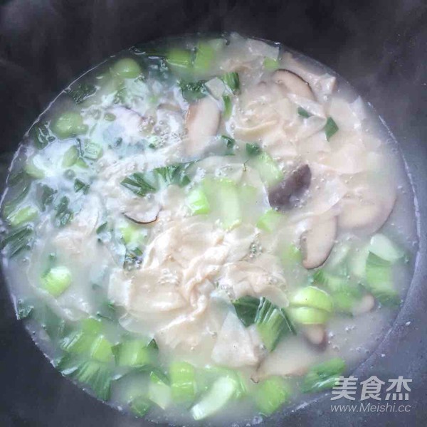 香菇青菜豆腐皮湯的做法-家常味煮菜譜-易網(wǎng)健康養(yǎng)生網(wǎng) 香菇青菜豆腐皮湯的做法-家常味煮菜譜