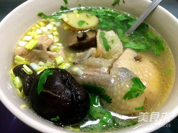 香菇雞湯的做法-咸鮮味燉菜譜-易網健康養生網 香菇雞湯的做法-咸鮮味燉菜譜