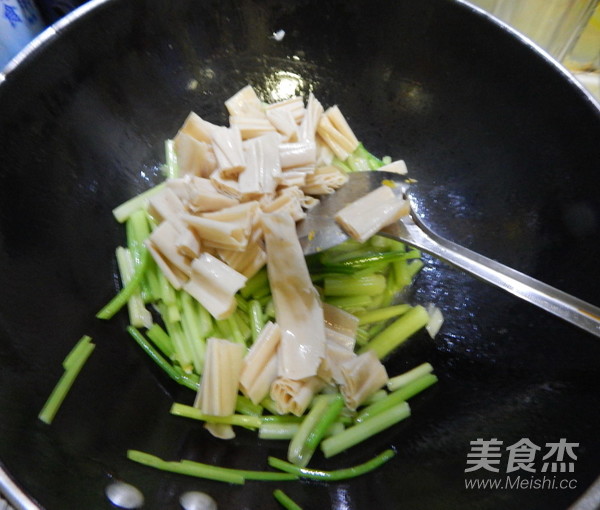 芹菜炒豆皮的做法-咸鮮味炒菜譜-易網(wǎng)健康養(yǎng)生網(wǎng) 芹菜炒豆皮的做法-咸鮮味炒菜譜