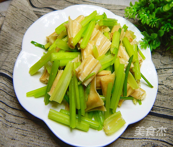 芹菜炒豆皮的做法-咸鮮味炒菜譜-易網(wǎng)健康養(yǎng)生網(wǎng) 芹菜炒豆皮的做法-咸鮮味炒菜譜