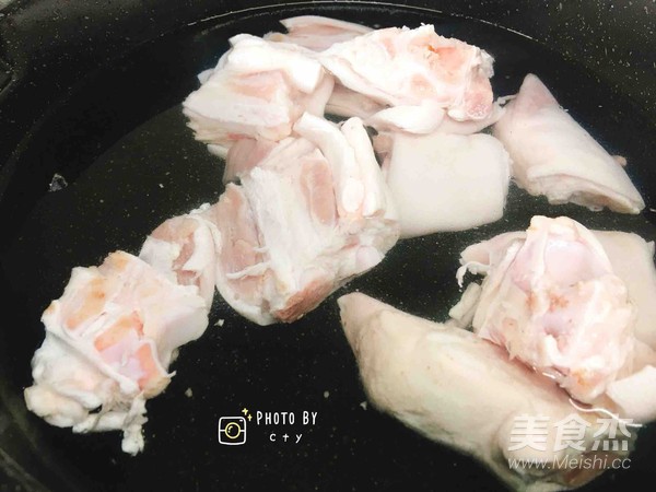 滿滿膠原蛋白的黃豆?fàn)F豬蹄的做法-醬香味燜菜譜-易網(wǎng)健康養(yǎng)生網(wǎng) 滿滿膠原蛋白的黃豆?fàn)F豬蹄的做法-醬香味燜菜譜