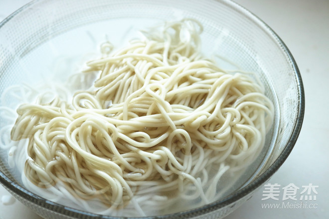 雞絲涼面的做法-家常味拌菜譜-易網健康養生網 雞絲涼面的做法-家常味拌菜譜