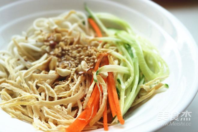 雞絲涼面的做法-家常味拌菜譜-易網健康養生網 雞絲涼面的做法-家常味拌菜譜
