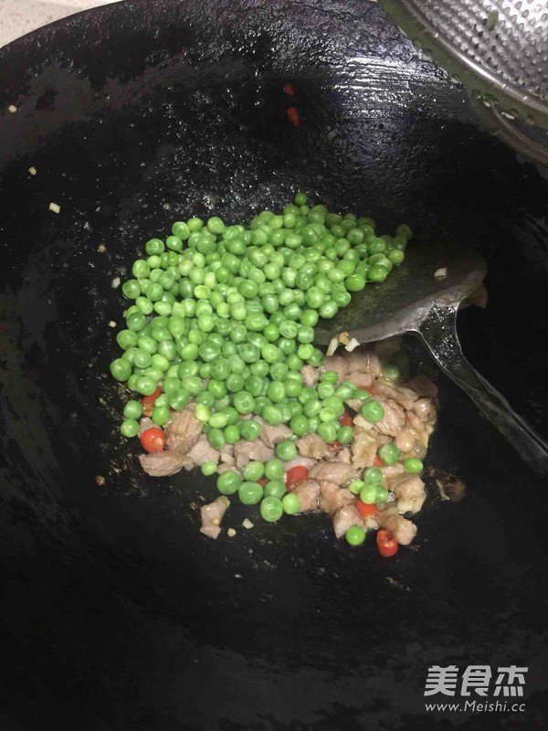 小米辣肉丁炒豌豆的做法-家常味炒菜譜