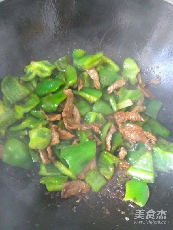 大辣椒炒肉的做法-家常味炒菜譜-易網(wǎng)健康養(yǎng)生網(wǎng) 大辣椒炒肉的做法-家常味炒菜譜