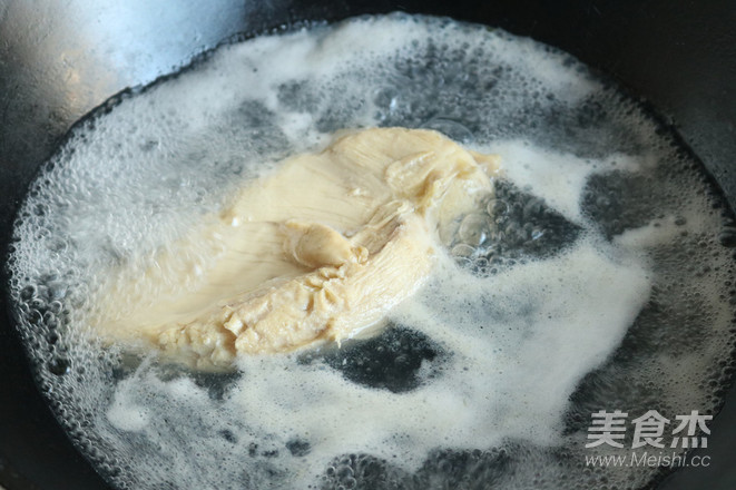 雞絲涼面的做法-家常味拌菜譜-易網<a href=http://www.jsjjzhkt.cn/ target=_blank class=infotextkey>健康養生</a>網 雞絲涼面的做法-家常味拌菜譜