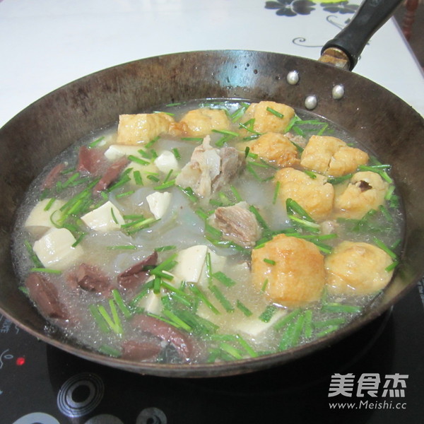 骨湯豆腐豬血香鍋的做法-家常味煮菜譜