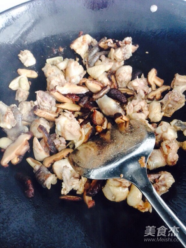 香菇炒雞的做法-家常味炒菜譜-易網(wǎng)健康養(yǎng)生網(wǎng) 香菇炒雞的做法-家常味炒菜譜