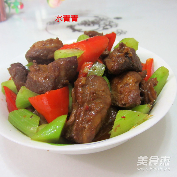 萵筍燜紅燒肉的做法-家常味燜菜譜