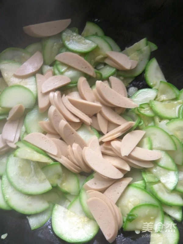 角瓜炒香腸的做法-家常味炒菜譜-易網健康養生網 角瓜炒香腸的做法-家常味炒菜譜