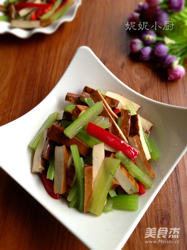 芹菜拌香干的做法-咸鮮味拌菜譜-易網健康養生網 芹菜拌香干的做法-咸鮮味拌菜譜