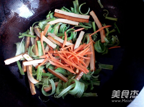 芹菜炒豆干的做法-家常味炒菜譜
