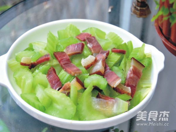 西芹炒臘肉的做法-家常味炒菜譜-易網(wǎng)健康養(yǎng)生網(wǎng) 西芹炒臘肉的做法-家常味炒菜譜