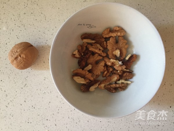 西芹炒核桃仁的做法-家常味炒菜譜