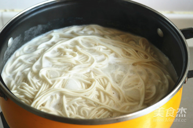 雞絲涼面的做法-家常味拌菜譜-易網健康養生網 雞絲涼面的做法-家常味拌菜譜