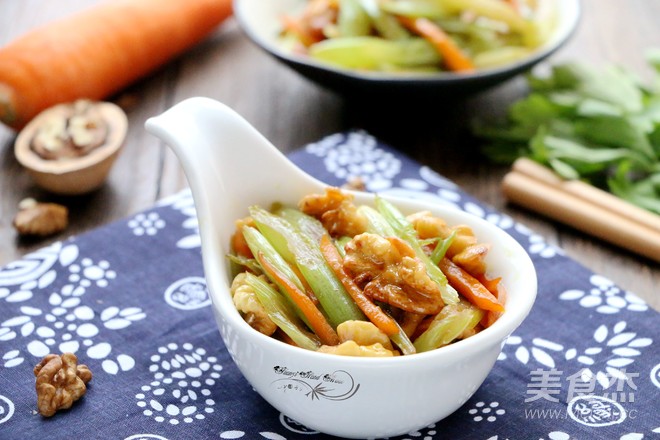 西芹炒核桃仁的做法-家常味炒菜譜