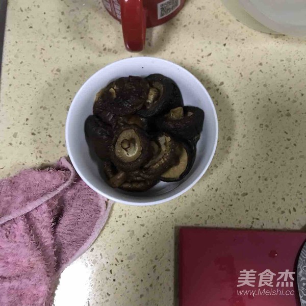 小雞燉蘑菇的做法-家常味燒菜譜-易網(wǎng)健康養(yǎng)生網(wǎng) 小雞燉蘑菇的做法-家常味燒菜譜