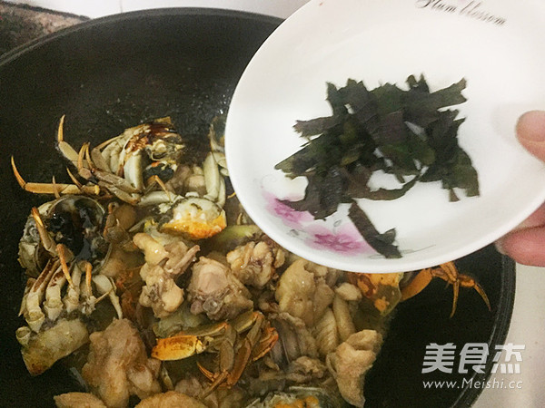 大閘蟹燜滑雞的做法-家常味燜菜譜-易網(wǎng)健康養(yǎng)生網(wǎng) 大閘蟹燜滑雞的做法-家常味燜菜譜