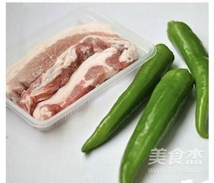 尖椒釀肉的做法-香辣味煎菜譜-易網<a href=http://www.jsjjzhkt.cn/ target=_blank class=infotextkey>健康養生</a>網 尖椒釀肉的做法-香辣味煎菜譜