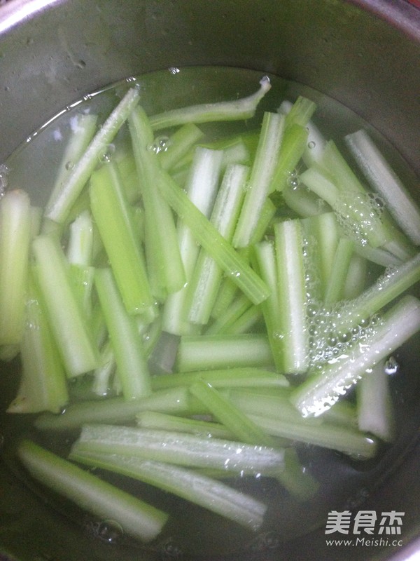 芹菜拌香干的做法-咸鮮味拌菜譜-易網健康養生網 芹菜拌香干的做法-咸鮮味拌菜譜