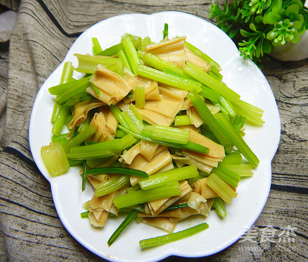 芹菜炒豆皮的做法-咸鮮味炒菜譜-易網(wǎng)健康養(yǎng)生網(wǎng) 芹菜炒豆皮的做法-咸鮮味炒菜譜