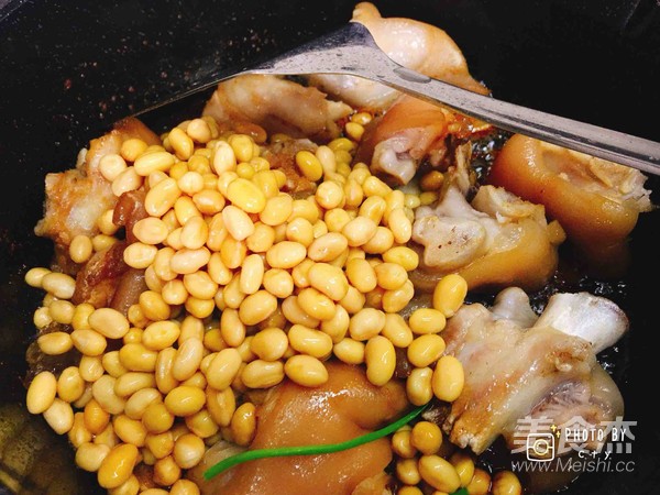 滿滿膠原蛋白的黃豆?fàn)F豬蹄的做法-醬香味燜菜譜-易網(wǎng)健康養(yǎng)生網(wǎng) 滿滿膠原蛋白的黃豆?fàn)F豬蹄的做法-醬香味燜菜譜