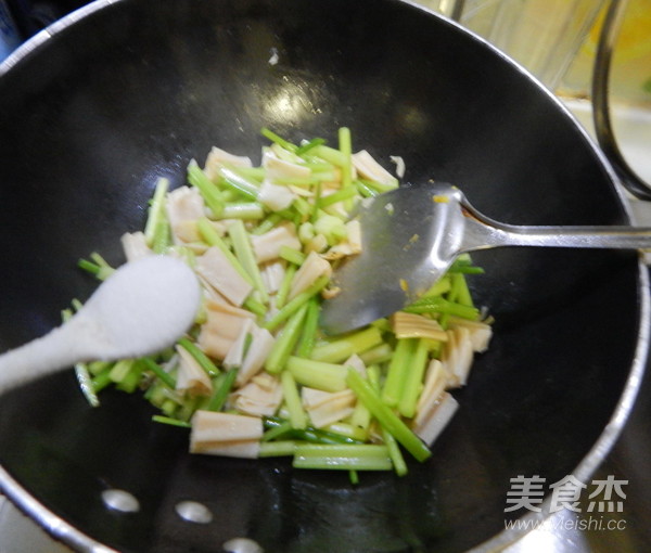 芹菜炒豆皮的做法-咸鮮味炒菜譜-易網(wǎng)健康養(yǎng)生網(wǎng) 芹菜炒豆皮的做法-咸鮮味炒菜譜