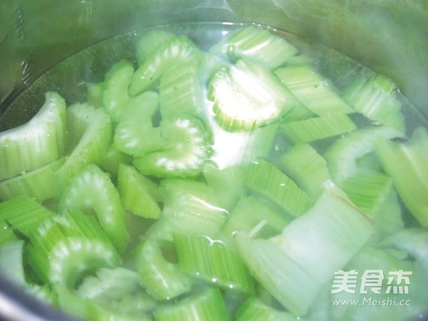 西芹炒臘肉的做法-家常味炒菜譜-易網(wǎng)健康養(yǎng)生網(wǎng) 西芹炒臘肉的做法-家常味炒菜譜