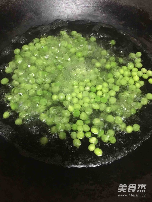 小米辣肉丁炒豌豆的做法-家常味炒菜譜