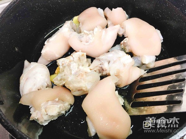 滿滿膠原蛋白的黃豆?fàn)F豬蹄的做法-醬香味燜菜譜-易網(wǎng)健康養(yǎng)生網(wǎng) 滿滿膠原蛋白的黃豆?fàn)F豬蹄的做法-醬香味燜菜譜