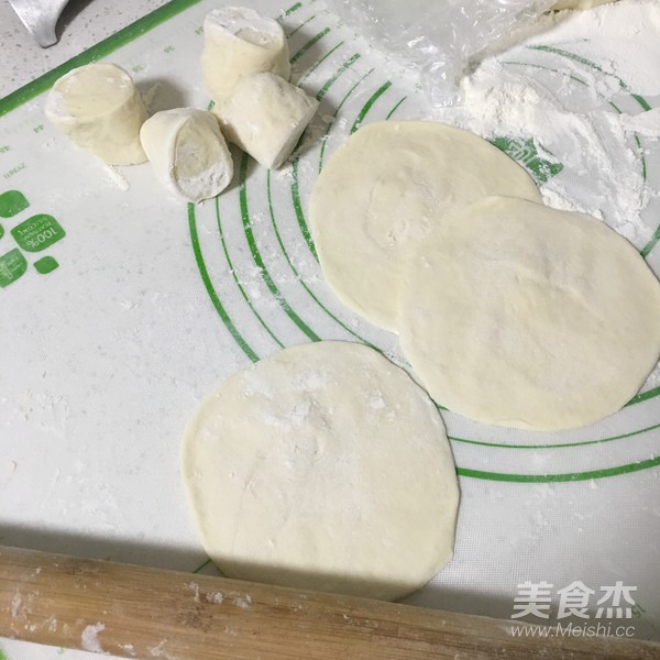 解饞的薺菜肉包子的做法-咸鮮味蒸菜譜