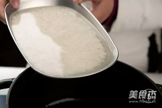 鑄鐵鍋版皮蛋瘦肉粥的做法-咸鮮味煮菜譜-易網<a href=http://www.jsjjzhkt.cn/ target=_blank class=infotextkey>健康養生</a>網 鑄鐵鍋版皮蛋瘦肉粥的做法-咸鮮味煮菜譜