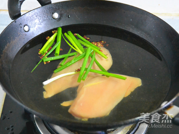 盛夏中的清涼味道—雞絲涼面的做法-咸鮮味拌菜譜-易網(wǎng)健康養(yǎng)生網(wǎng) 盛夏中的清涼味道—雞絲涼面的做法-咸鮮味拌菜譜