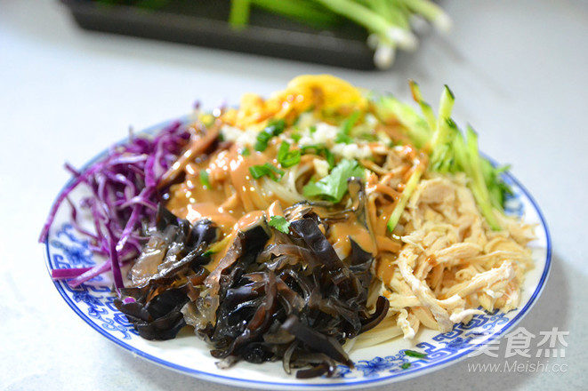 盛夏中的清涼味道—雞絲涼面的做法-咸鮮味拌菜譜-易網(wǎng)健康養(yǎng)生網(wǎng) 盛夏中的清涼味道—雞絲涼面的做法-咸鮮味拌菜譜