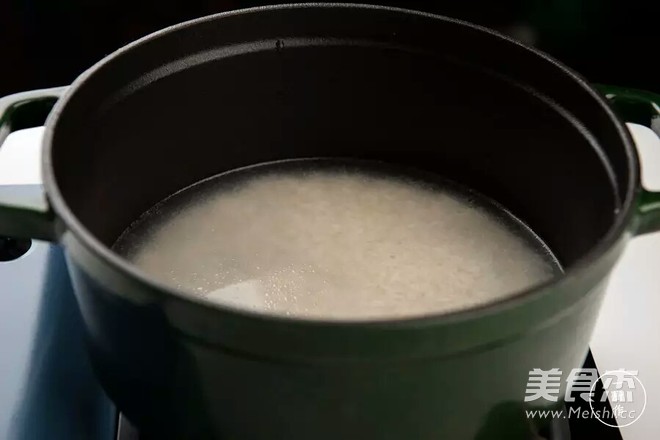 鑄鐵鍋版皮蛋瘦肉粥的做法-咸鮮味煮菜譜-易網健康養生網 鑄鐵鍋版皮蛋瘦肉粥的做法-咸鮮味煮菜譜