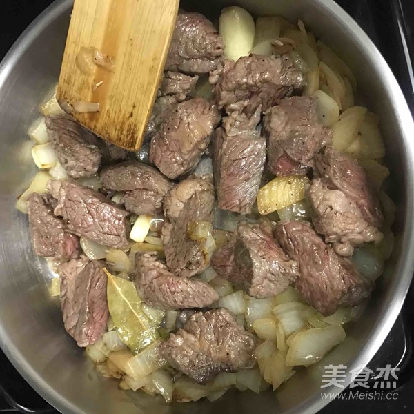 紅酒燉牛肉配糙米飯的做法-奶香味燉菜譜-易網健康養生網 紅酒燉牛肉配糙米飯的做法-奶香味燉菜譜