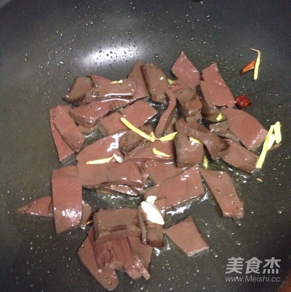 韭菜豬血的做法-家常味炒菜譜