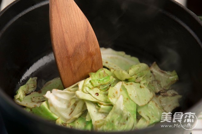 鑄鐵鍋版干鍋手撕包菜的做法-酸辣味干鍋菜譜-易網健康養生網 鑄鐵鍋版干鍋手撕包菜的做法-酸辣味干鍋菜譜