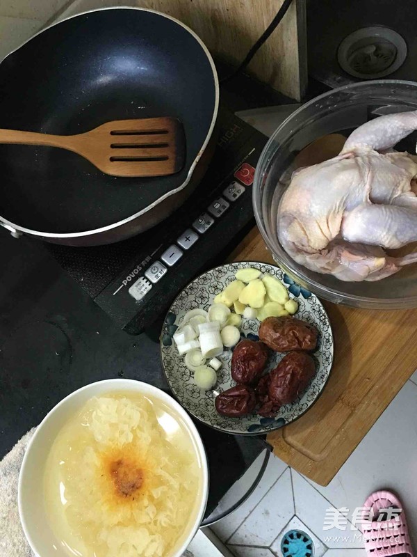 燉童子雞湯的做法-咸鮮味燉菜譜-易網<a href=http://www.jsjjzhkt.cn/ target=_blank class=infotextkey>健康養生</a>網 燉童子雞湯的做法-咸鮮味燉菜譜