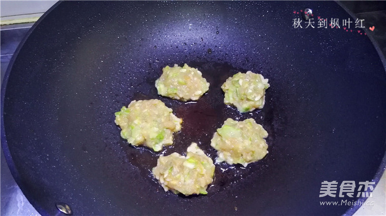 茄汁西葫蘆雞肉餅的做法-茄汁味煎菜譜-易網(wǎng)健康養(yǎng)生網(wǎng) 茄汁西葫蘆雞肉餅的做法-茄汁味煎菜譜