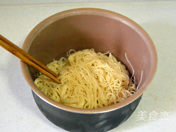 盛夏中的清涼味道—雞絲涼面的做法-咸鮮味拌菜譜-易網(wǎng)健康養(yǎng)生網(wǎng) 盛夏中的清涼味道—雞絲涼面的做法-咸鮮味拌菜譜