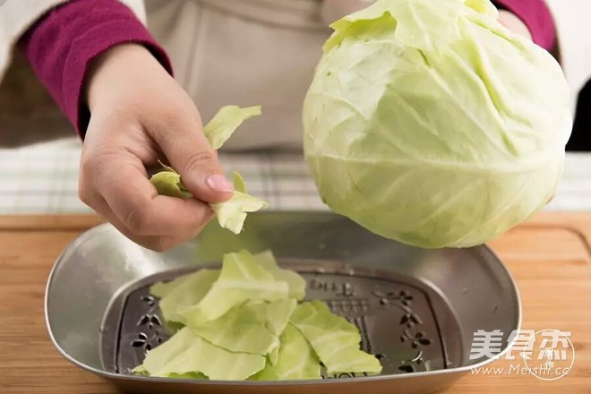 鑄鐵鍋版干鍋手撕包菜的做法-酸辣味干鍋菜譜-易網<a href=http://www.jsjjzhkt.cn/ target=_blank class=infotextkey>健康養生</a>網 鑄鐵鍋版干鍋手撕包菜的做法-酸辣味干鍋菜譜